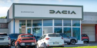Dacia avertizează că industria auto din România are nevoie urgentă de stabilitate. Ce a discutat șeful companiei cu Ilie Bolojan