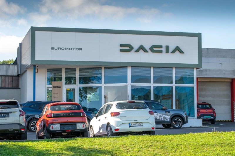Dacia avertizează că industria auto din România are nevoie urgentă de stabilitate. Ce a discutat șeful companiei cu Ilie Bolojan