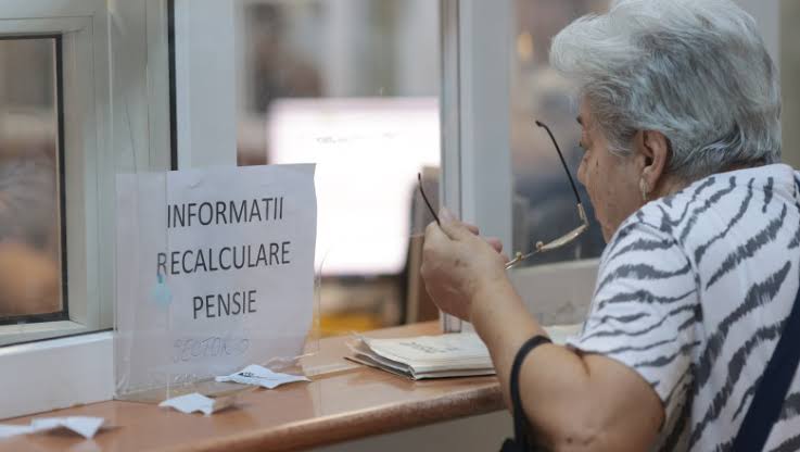 De ce femeile din România ajung la pensie cu mult mai puțini bani, deși salariile sunt aproape egale cu cele ale bărbaților