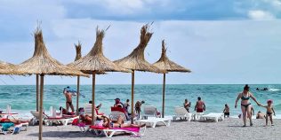 Experiența unui turist în vacanță la Mamaia: „Ați auzit de chiftele făcute din carne de mici?”