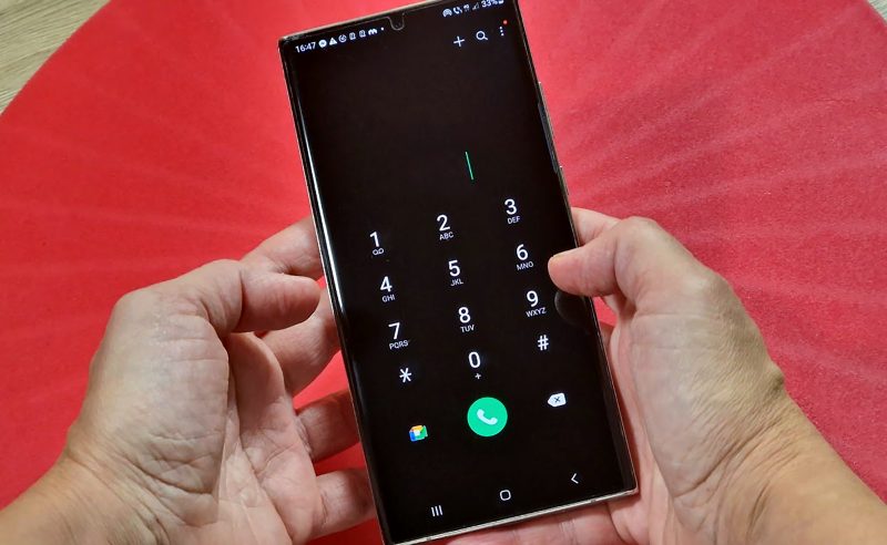 Telefonul mobil îți distruge degetele fără să-ți dai seama. Ce poți face ca să eviți durerile și problemele mai grave