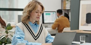 Generația Z spune că lucrează mai bine de acasă. Un nou studiu pune sub semnul întrebării revenirea la birou