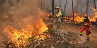 Incendiile din Spania și Franța dau peste cap vacanțele. Ce regiuni sunt afectate și unde există restricții