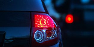 Stop pe frână aprins permanent: contact pedală, reglaj sau eroare electrică