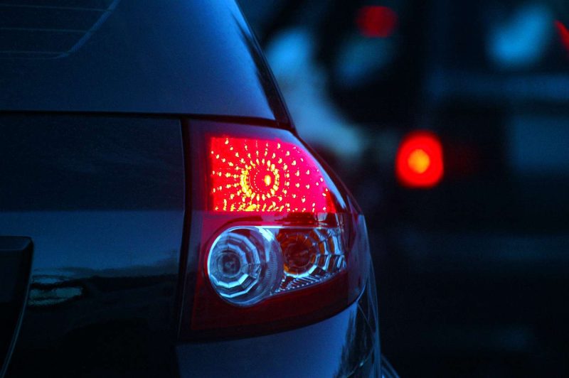 Stop pe frână aprins permanent: contact pedală, reglaj sau eroare electrică