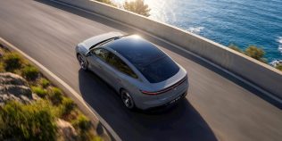 Electrica de 19.300 de euro cu baterie semi-solidă promite 610 km și are „stație de machiaj” pentru pasageră