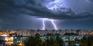 Noi furtuni sunt anunţate în Bucureşti, miercuri. Meteorologii spun că nu am scăpat de vremea rea