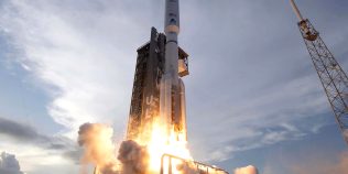 Bezos îl provoacă din nou pe Musk. Amazon lansează rivalul Starlink pentru internet din spațiu