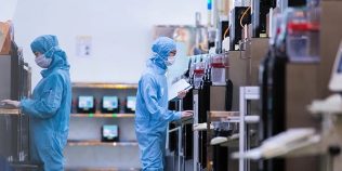 China începe producția în masă a propriilor mașini pentru fabricarea cipurilor. Primele sisteme vor ajunge în fabrici chiar în acest an