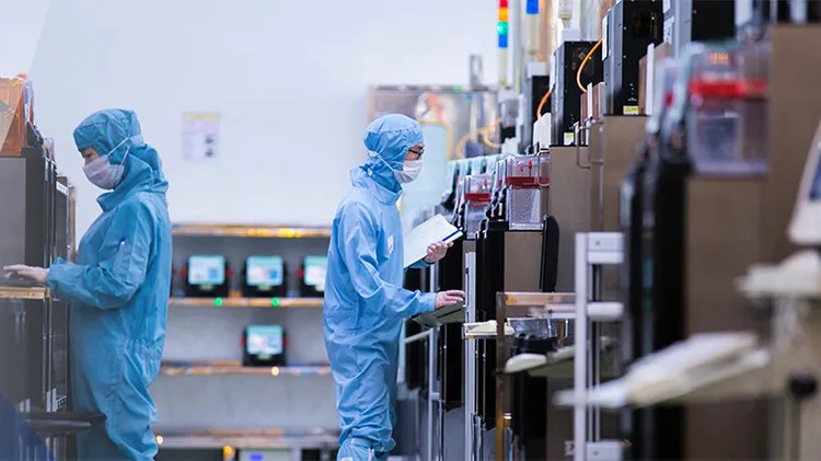 China începe producția în masă a propriilor mașini pentru fabricarea cipurilor. Primele sisteme vor ajunge în fabrici chiar în acest an