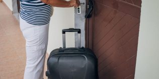 Pleci în vacanță? Cele 7 greșeli care îți pot aduce cheltuieli de mii de lei când te întorci acasă
