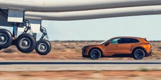 Un Porsche de 2,6 tone a „zburat” cu 269 km/h pe sub cel mai mare avion din lume. O greșeală de câțiva metri putea fi dezastruoasă VIDEO