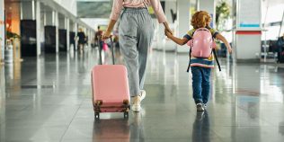 Poţi pleca în străinătate cu un minor fără acordul celuilalt părinte? Ce spune legea exact în 2026
