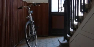 Poți ține bicicleta pe casa scării? Ce spune legea și când poți fi obligat să o muți