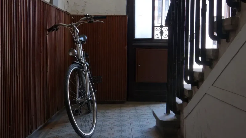 Poți ține bicicleta pe casa scării? Ce spune legea și când poți fi obligat să o muți