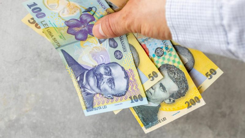 Românii sub 30 de ani pot încasa bani în fiecare lună dacă se angajează. Bonusul oferit de stat