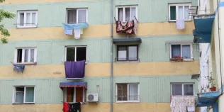 Scuturarea covoarelor pe geam sau pe balcon ar putea fi amendată într-un oraș din România. Ce prevede noul regulament