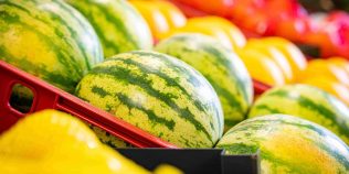 Semnele care arată că pepenii din supermarket sunt copţi şi proaspeţi. La ce să fii atent când îi alegi