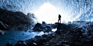 Telescopul ascuns sub gheața Antarcticii care privește prin Pământ. Cum detectează particulele ce traversează întreaga planetă