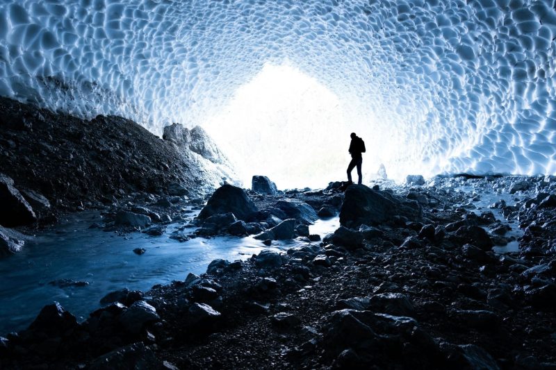 Telescopul ascuns sub gheața Antarcticii care privește prin Pământ. Cum detectează particulele ce traversează întreaga planetă