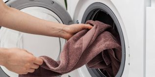 Temperatura recomandată pentru spălarea prosoapelor. Așa nu devin aspre și rigide