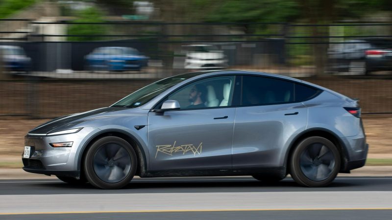 Tesla produce deja mașina fără volan, dar nu o poate vinde: pariul uriaș din Texas
