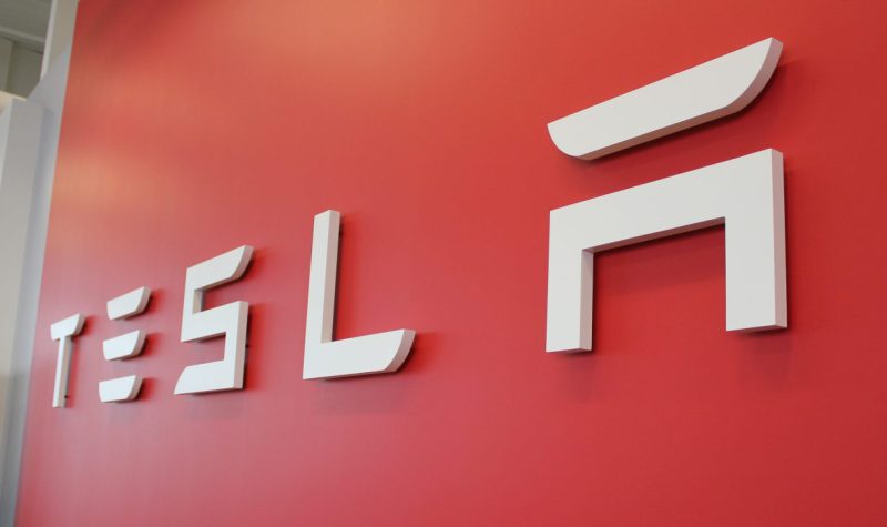 Tesla revine spectaculos: livrările au crescut cu 25%, dar BYD rămâne în față la electrice