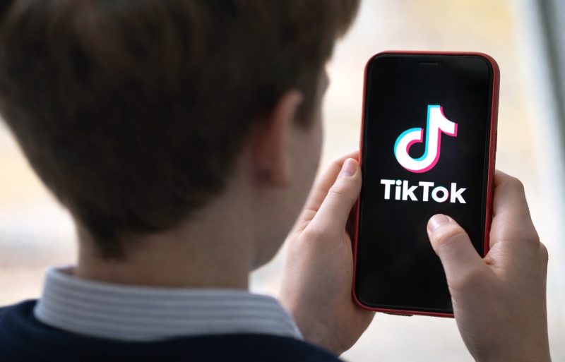 Europa găsește o nouă problemă la TikTok, legată tot de siguranța copiilor