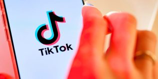 Colțul întunecat al TikTok pe care algoritmul nu ți-l arată. Ce este fenomenul „Farlands”, lumea stranie de la marginea platformei