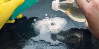 Trucul cu oțet alb care poate menține apa din piscină mai curată. Cum funcţionează