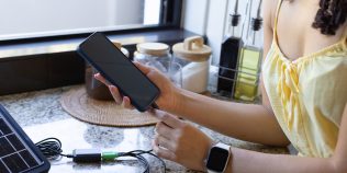 Cum îți încarci telefonul fără încărcător. Soluțiile care te scapă de adaptor când pleci de acasă