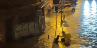 Un curier Glovo, surprins mergând prin apele din București pentru a livra o comandă. Imaginile au devenit virale