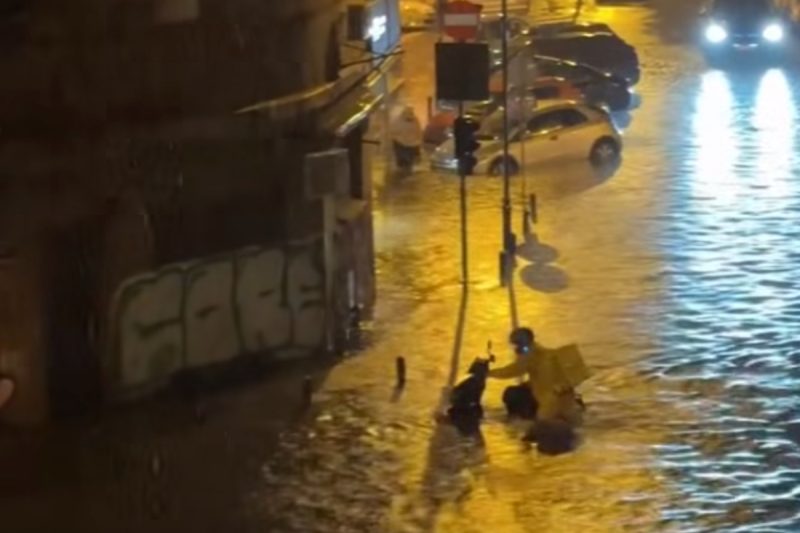 Un curier Glovo, surprins mergând prin apele din București pentru a livra o comandă. Imaginile au devenit virale