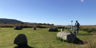 Un nou „Stonehenge” ar putea fi ascuns sub turbă în Scoția: cercul preistoric descoperit pe insula Arran