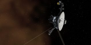 Voyager 1 continuă să uimească omenirea: semnalul ajunge pe Pământ după aproape o zi, iar sonda funcționează cu energia unei baterii de mașină