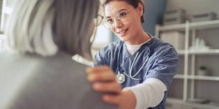 Europenii își pun sănătatea în mâinile AI, dar nu renunță la medic. Cifrele care arată schimbarea uriașă din spitale