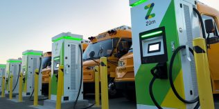 Autobuzele electrice au salvat rețeaua în timpul caniculei. Cum au devenit bateriile lor centrale mobile și ce poate învăța România