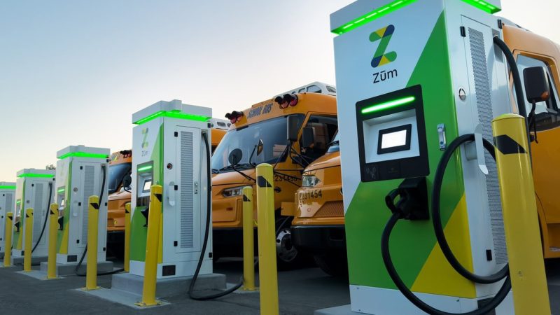 Autobuzele electrice au salvat rețeaua în timpul caniculei. Cum au devenit bateriile lor centrale mobile și ce poate învăța România