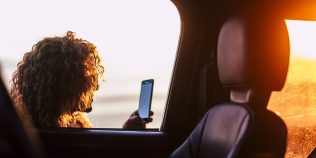 Actualizările de la distanță ale mașinilor pot deveni o țintă pentru hackeri. Experții cer măsuri urgente de securitate