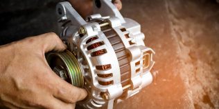 Alternator care încarcă prea mult: riscuri pentru baterie, becuri și electronica mașinii