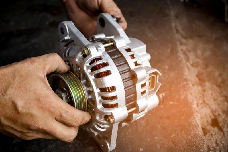 Alternator care încarcă prea mult: riscuri pentru baterie, becuri și electronica mașinii