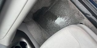 Apă pe covorașul pasagerului: condens AC, parbriz sau scurgere înfundată, cum identifici sursa