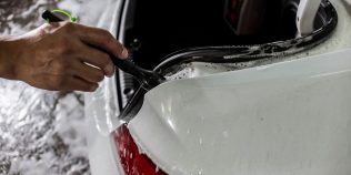 Apă în portbagaj după ploaie: stopuri, chedere sau aerisiri, unde cauți prima dată