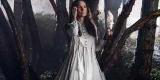John Wick, fă loc: Carrie-Anne Moss devine noua Baba Yaga într-un serial plin de crime, seducție și magie