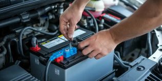 Baterie nouă care se descarcă rapid: codare, consumatori ascunși sau alternator defect