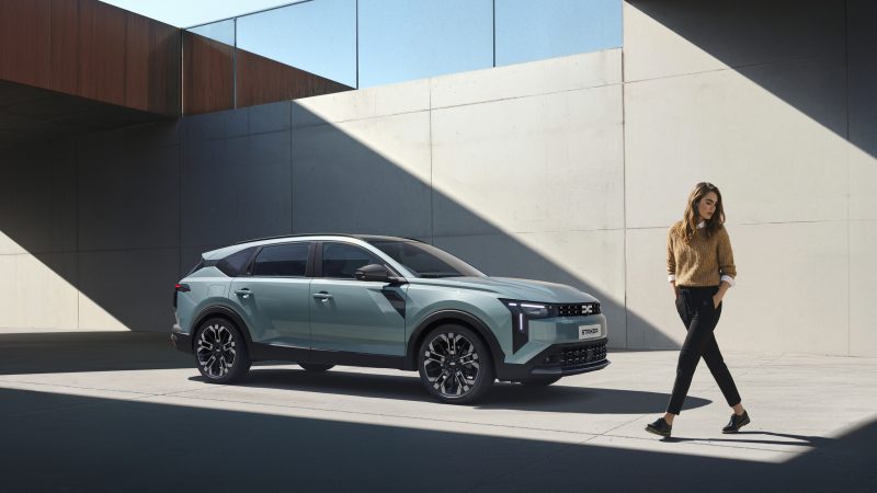 Dacia lovește direct în Golf și Octavia cu noul Striker. Modelul de familie surprinde prin preț și portbagaj