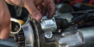 Demaror care învârte greu: baterie, masă sau motor de pornire, cum separi cauzele
