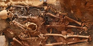 Descoperire spectaculoasă în Egipt. 18 morminte antice și zeci de „limbi” din aur, scoase la lumină pe coasta Mediteranei