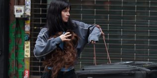 Crimă, obsesie și dreptate: „Furie și seducție” transformă vânătoarea unei criminale într-un joc periculos pe Disney+