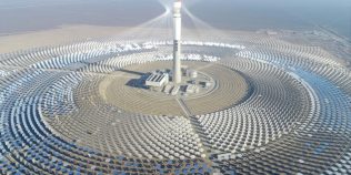 China produce energie solară opt ore după apus folosind sare topită. Centrala uriașă care nu depinde de baterii